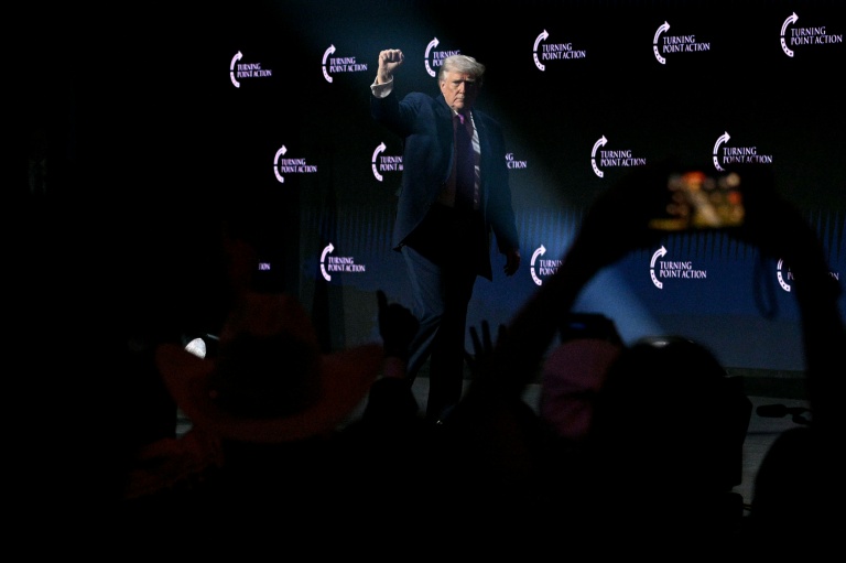 Le président américain Donald Trump quitte la scène après un discours, le 17 avril 2026 à Phoenix en Arizona