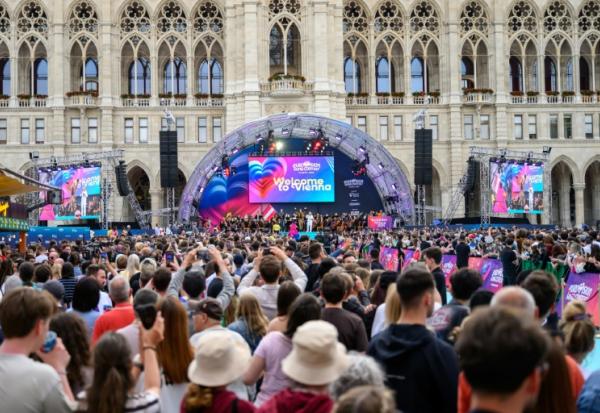 Des fans assistent à la cérémonie d'ouverture du Concours Eurovision de la chanson 2026 sur la place de l'Hôtel de Ville à Vienne, en Autriche, le 10 mai 2026
