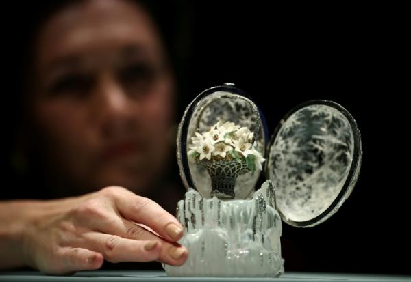 L'Oeuf d'Hiver des Romanov, créé par Fabergé, présenté à Londres par Christie's le 27 novembre 2025 avant sa mise aux enchères 
