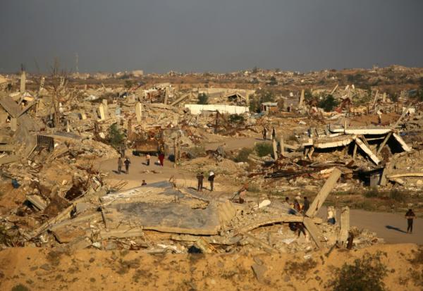 Des bâtiments détruits dans le camp pour déplacés palestiniens de Nousseirat, dans le centre de la bande de Gaza, le 2 décembre 2025