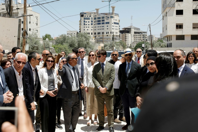 Des diplomates étrangers effectuent une visite à Jénine, en Cisjordanie occupée, le 21 mai 2025