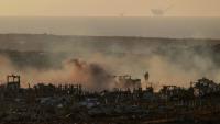 De la fumée est visible au-dessus de bâtiments détruits dans la bande de Gaza lors d'un bombardement israélien, le 21 mai 2025