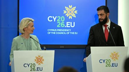 La présidente de la Commission européenne, Ursula von der Leyen, et le président syrien,  Ahmad al-Chareh, en conférence de presse à l'issue d'une session de travail du Conseil européen et des partenaires régionaux, lors d'une réunion informelle à Nicosie, le 24 avril 2026 à Chypre