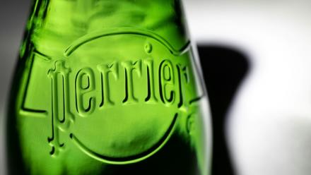 L'association de consommateurs UFC-Que Choisir demandera mercredi en fin de matinée, au tribunal judiciaire de Nanterre, le retrait temporaire des bouteilles Perrier, marque de Nestlé Waters, dont elle considère la commercialisation en tant qu'eau "minérale naturelle" comme trompeuse