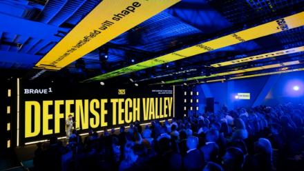 Photographie prise le 16 septembre 2025, et publiée le 19 septembre 2025, montrant des participants à un salon dédié aux technologies militaires à Lviv, en Ukraine