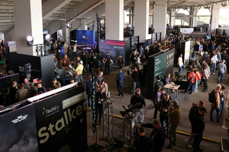 Photographie prise le 17 septembre 2025, et publiée le 19 septembre 2025, montrant une exposition de drones lors d'un salon dédié aux technologies militaires à Lviv, en Ukraine