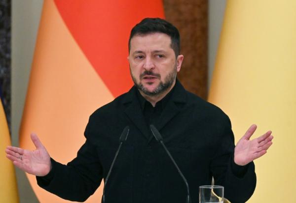 Le président ukrainien Volodymyr Zelensky lors d'une conférence de presse à Kiev le 4 octobre 2026.