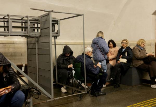 Des habitants se mettent à l'abri dans le métro de Kiev pendant une attaque aérienne russe, le 3 avril 2026 