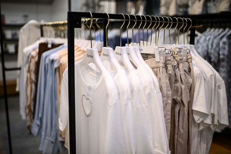 Des vêtements dans une boutique éphémère Shein, le 4 mai 2023 à Paris