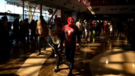 Un participant en costume de Spiderman arrive au Comic-Con à Malaga, le 25 septembre 2025 en Espagne