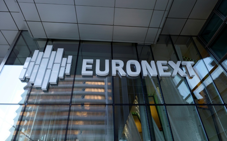 A l'entrée du siège de l'opérateur boursier Euronext, dans le quartier d'affaires de La Défense, près de Paris, le 25 août 2015