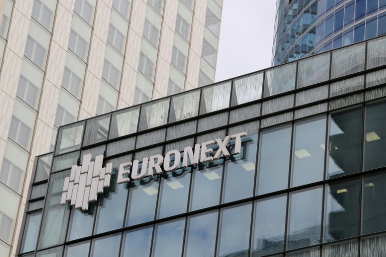 Façade  de la place boursière Euronext situé dans le quartier d'affaires de La Défense, à l'ouest de Paris, en France, le 9 octobre 2025
