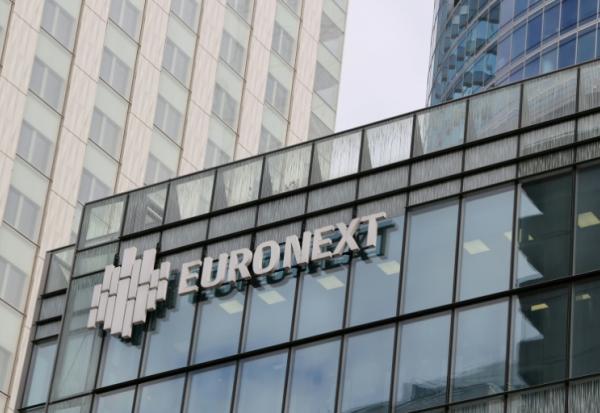 Façade  de la place boursière Euronext situé dans le quartier d'affaires de La Défense, à l'ouest de Paris, en France, le 9 octobre 2025