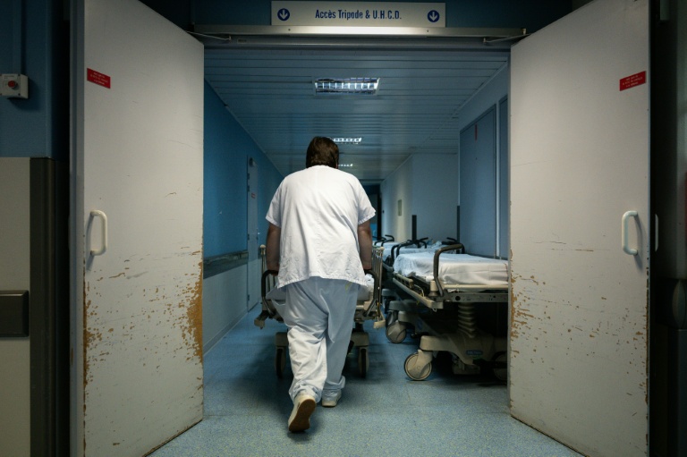 Un soignant pousse un brancard dans les couloirs des urgences de l'hôpital Pellegrin, à Bordeaux, le 23 juin 2026