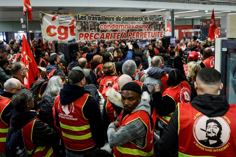 Des membres de la CGT bloquent un hypermarché Auchan à Bagnolet, près de Paris, le 1er avril 2026