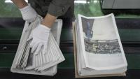 Un employé emballe l'œuvre du photographe Kazuma Obara, "The Newspaper", à Kumiyama, dans la préfecture de Kyoto, au Japon, le 19 mars 2026