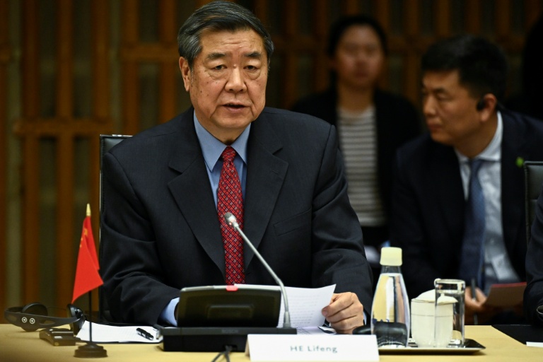 Le vice-Premier ministre chinois He Lifeng le 15 mai à Paris, où il a appelé la France à proposer un climat des affaires