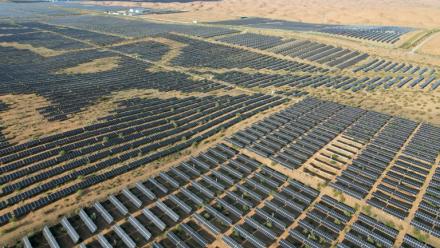 Vue aérienne de panneaux solaires à Ordos dans le désert de Kubuqi, le 10 août 2025 en Chine