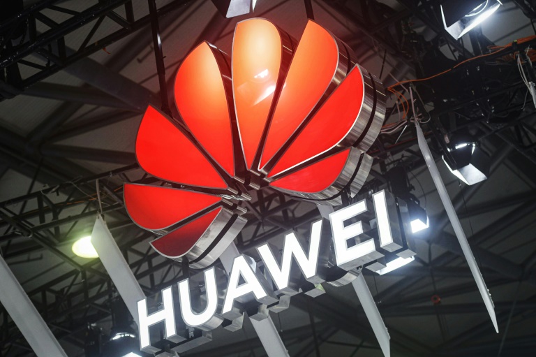 Le logo Huawei lors du salon mondial du mobile (MWC) à Shanghai le 26 juin 2024