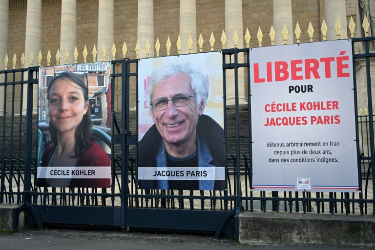 Les portraits de Cécile Kohler et Jacques Paris devant l'Assemblée nationale, à Paris, le 25 mars 2025