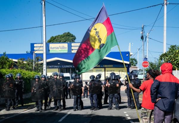 Des manifestants calédoniens indépendantistes font face à des gendarmes devant le siège de l'Union calédonienne  à Nouméa, le 19 juin 2024 
