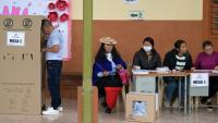 Un homme vote lors de l’élection présidentielle dans un bureau de vote à Silvia, dans le département du Cauca, dans le sud-ouest de la Colombie, le 31 mai 2026