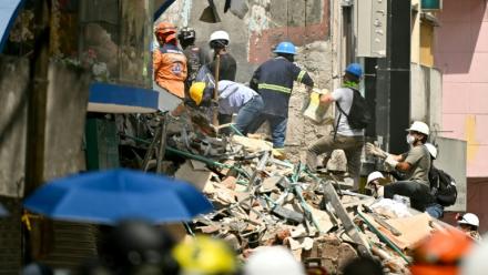Les secouristes recherchent d'éventuels survivants, à Pereira en Colombie, le 14 août 2026