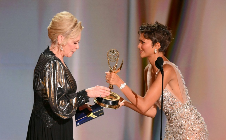 L'actrice américaine Jean Smart reçoit le 8e Emmy Award de sa carrière des mains de Zendaya, le 14 septembre 2026 à Los Angeles