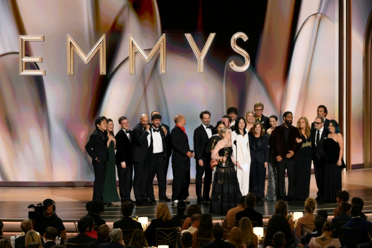 La scénariste américaine Katie Dippold et des membres de la distribution acceptent le prix de la meilleure série comique pour 