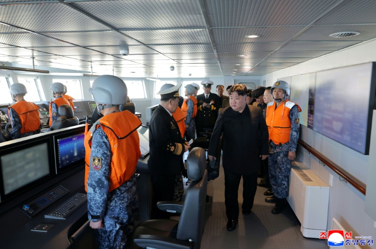 Photo prise le 12 avril 2026 et diffusée par l'agence de presse officielle nord-coréenne KCNA le 14 avril 2026, montrant un tir d'essai de missile depuis le destroyer Choe Hyon dans un lieu non divulgué en Corée du Nord