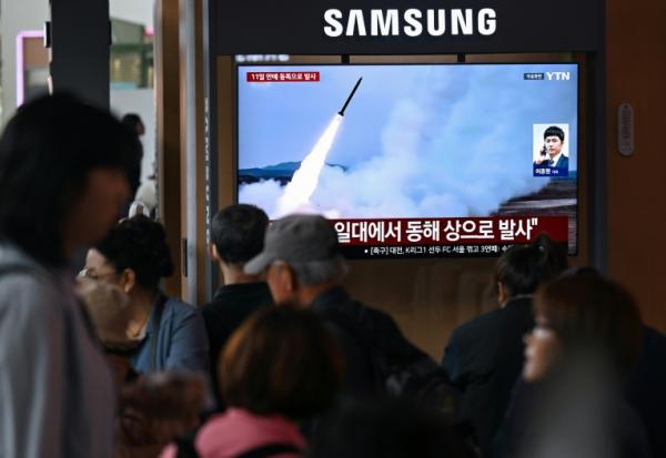 Un écran diffuse des images d'archives de missiles nord-coréens, le 19 avril 2026 dans une gare de Séoul