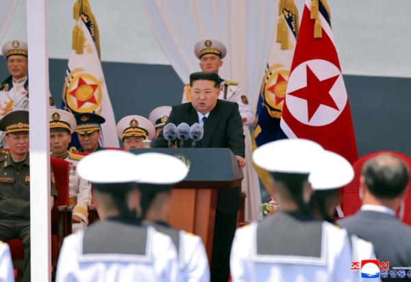 Cette photo, prise le 23 juin 2026 et diffusée le lendemain par l'agence de presse officielle nord-coréenne KCNA, montre la cérémonie d'entrée en service du destroyer multimission de nouvelle génération "Choe Hyon" au port de Nampo, en Corée du Nord