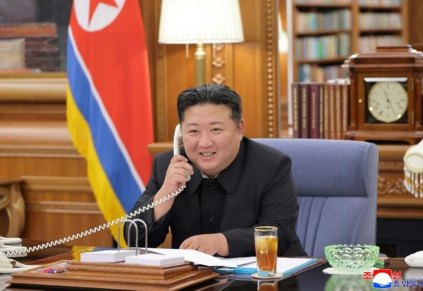 Photo diffusée par l'agence de presse officielle de Pyongyang KCNA montrant le dirigeant nord-coréen Kim Jong Un au téléphone, le 12 août 2025 en Corée du Nord