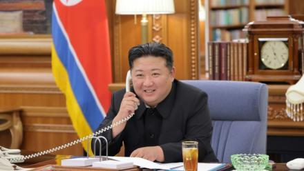 Photo diffusée par l'agence de presse officielle de Pyongyang KCNA montrant le dirigeant nord-coréen Kim Jong Un au téléphone, le 12 août 2025 en Corée du Nord