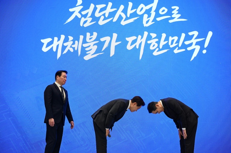 Le président Lee Jae Myung et le patron de Samsung s'inclinent l'un devant l'autre après l'annonce d'un plan public-privé de 1.200 milliards de dollars à Séoul, le 29 juin 2026
