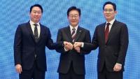 Le président Lee Jae Myung scelle d'une poignée de main un plan public-privé de 1.200 milliards de dollars pour les puces et l'IA.