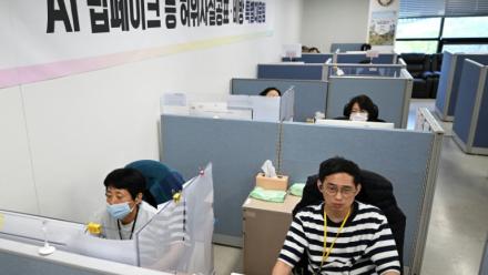 Des employés à la recherche de contenus générés par intelligence artificielle sur les réseaux sociaux lors des campagnes électorales, au siège de la Commission nationale électorale (NEC) à Gwacheon, en Corée du Sud, le 16 avril 2026 
