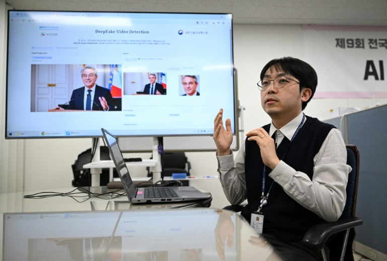 Jung Hui-hun, spécialiste en criminalistique numérique à la commission électorale, au siège de la Commission nationale électorale (NEC) à Gwacheon, en Corée du Sud, le 16 avril 2026 