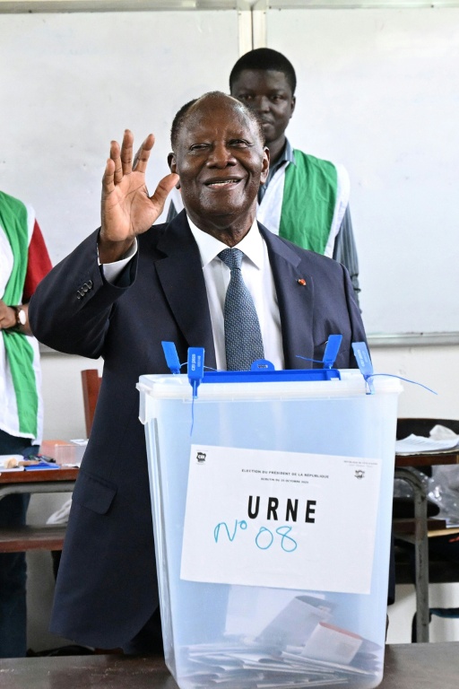 Le président sortant et candidat à la présidentielle ivoirienne salue ses partisans après avoir voté, à Abidjan le 25 octobre 2025