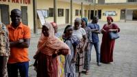Des électeurs attendent de voter pour la présidentielle ivoirienne dans le quartier de Yopougon, à Abidjan, le 25 octobre 2025