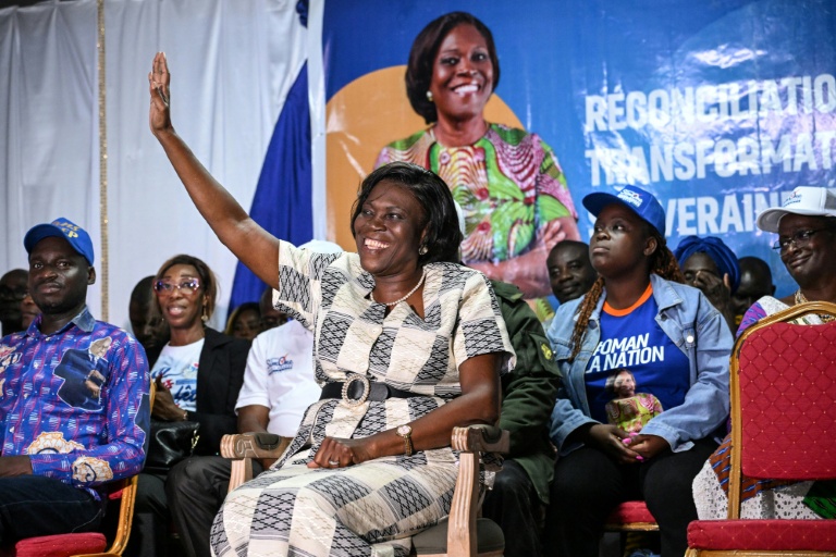 L'ancienne Première dame et candidate à la présidentielle de samedi en Côte d'Ivoire, Simone Ehivet Gbagbo, salue ses partisans le 22 octobre à Abidjan
