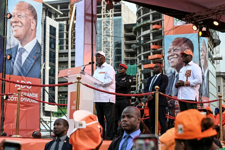 Le président sortant et candidat à la présidentielle de samedi en Côte d'Ivoire, Alassane Ouattara, lors d'un meeting à Abidjan le 23 octobre 2025