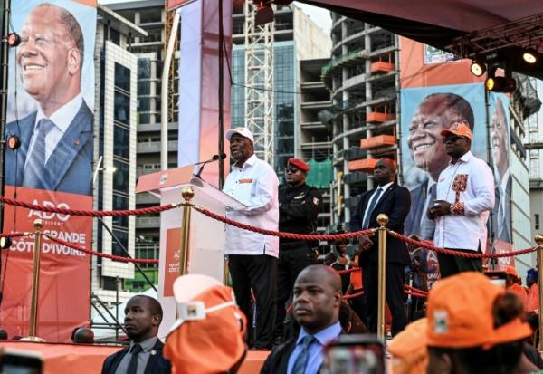 Le président sortant et candidat à la présidentielle de samedi en Côte d'Ivoire, Alassane Ouattara, lors d'un meeting à Abidjan le 23 octobre 2025