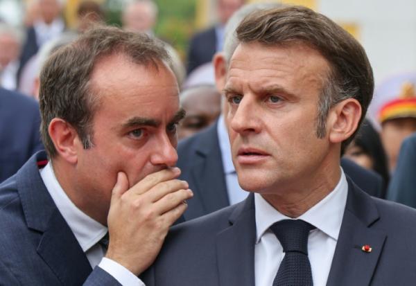 Le président Emmanuel Macron (à droite) et le Premier ministre Sébastien Lecornu, alors ministre sortant des Armées, à Hanoi le 26 mai 2025