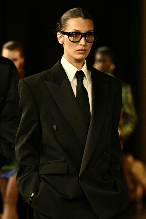 La mannequin Bella Hadid au défilé Saint Laurent lors de la semaine de la mode féminine printemps-été 2025 de Paris, le 24 septembre 2024
