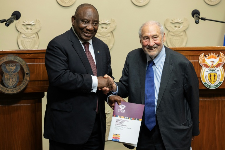Le prix Nobel d'économie Joseph Stiglitz remet au président sud-africain Cyril Ramaphosa un rapport sur la 