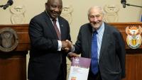 Le prix Nobel d'économie Joseph Stiglitz remet au président sud-africain Cyril Ramaphosa un rapport sur la "crise des inégalités", au Cap en Afrique du Sud le 4 novembre 2025