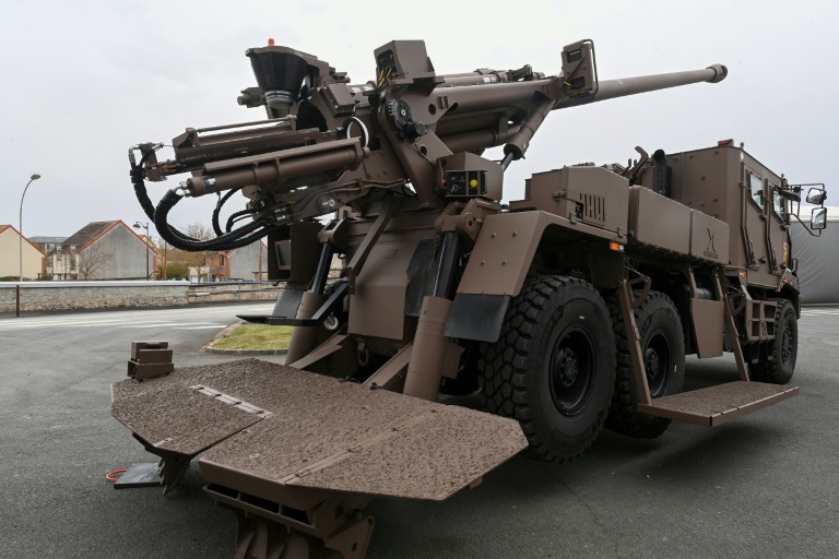 Un canon Caesar sur le site de l'usine d'armement franco-allemande KNDS de Bourges, le 21 mars 2025