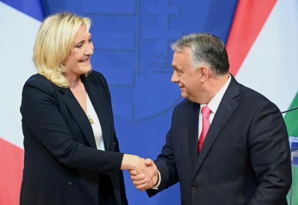 La patronne du Rassemblement national, Marine Le Pen, et Viktor Orban, alors Premier ministre hongrois, le 26 octobre 2026 à Budapest