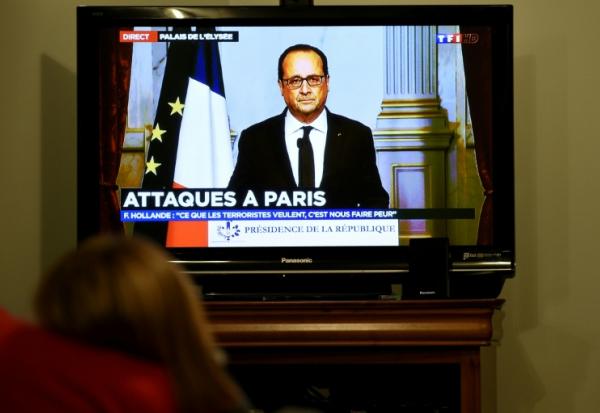 Le président François Hollande s'adresse à la nation lors d'une intervention télévisée depuis l'Elysée, alors que des attentats frappent Saint-Denis et Paris, le 13 novembre 2015